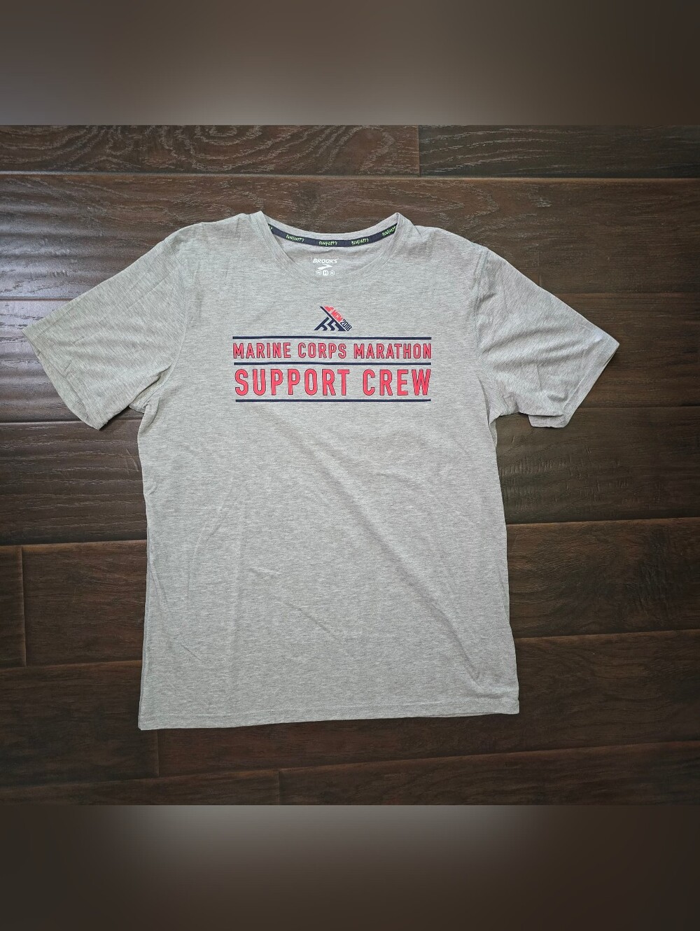 Brooks Mens Marine Corp 2018 Athletic Grey Short Sleeve Shirt Medium